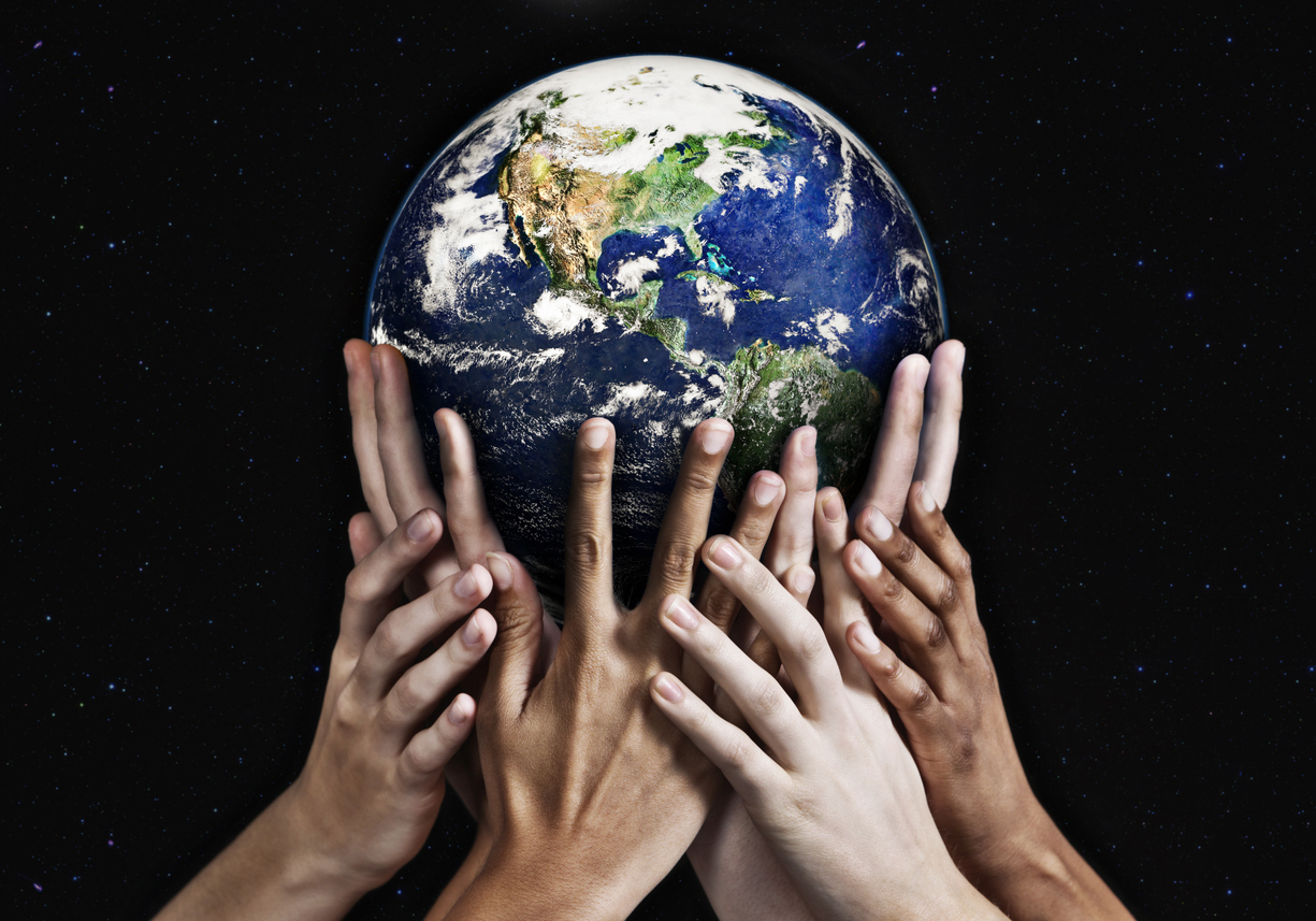 Say the world. Планета в руках человека. Земной шар в руках. Планета земля в руках. Земля в руках человека.